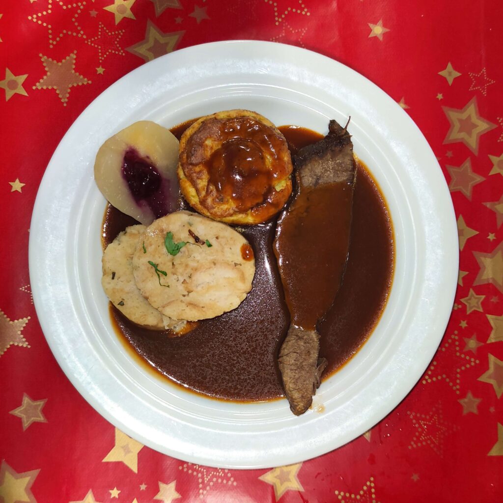 Hirschbraten mit Thymian Knödel, Rosenkohl Soufflé in Cassis Soße